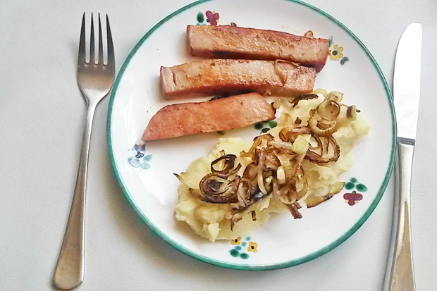 Leberk&auml;sesticks mit Kartoffelp&uuml;ree und R&ouml;stzwiebel