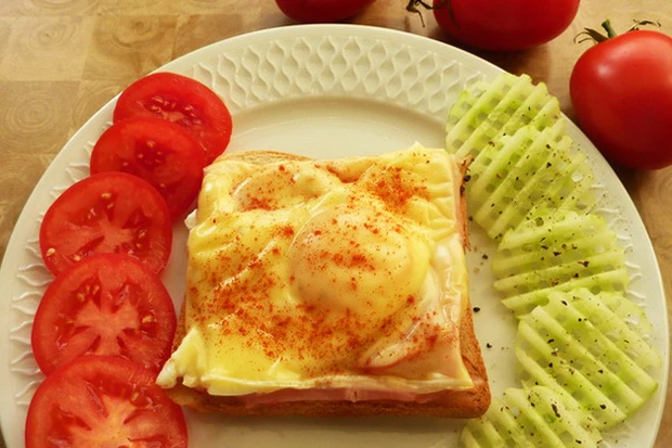 Toast mit verstecktem Spiegelei