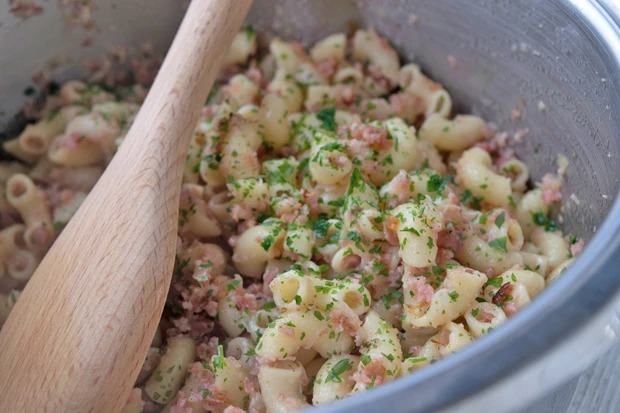 Gem&uuml;seh&ouml;rnchen mit Speck