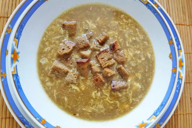 Einbrennsuppe mit gemahlenen Pilzen und Ei