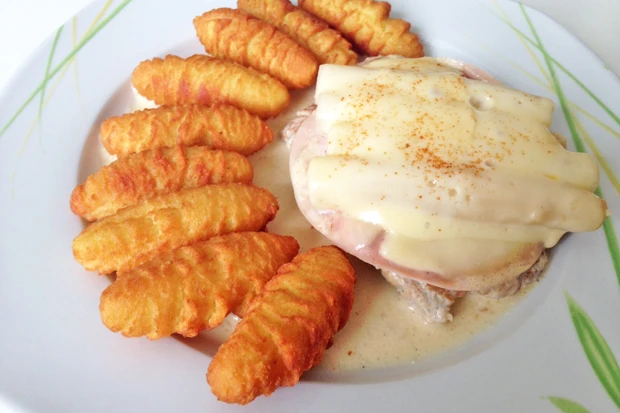 &Uuml;berbackenes Fleisch mit Spargel