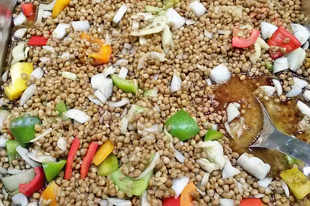 Linsensalat mit bunten Paprika