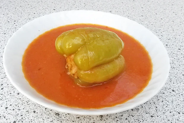 Gef&uuml;llte Paprika mit Tomatensauce