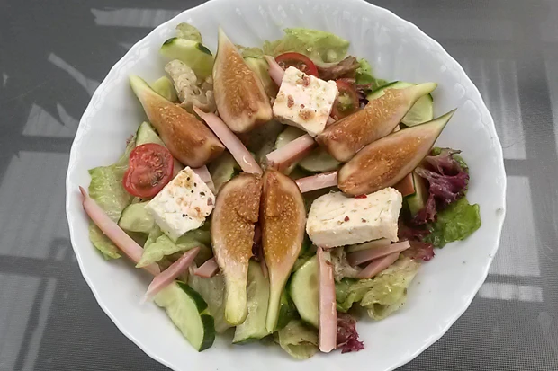 Sommersalat mit Feigen und Schafk&auml;se