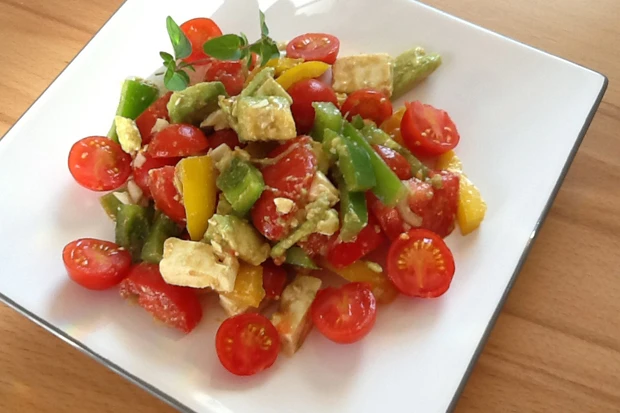 Sommersalat mit Avocado und Feta