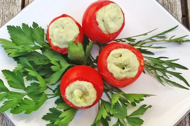 Gefüllte Tomaten mit Avocadocreme