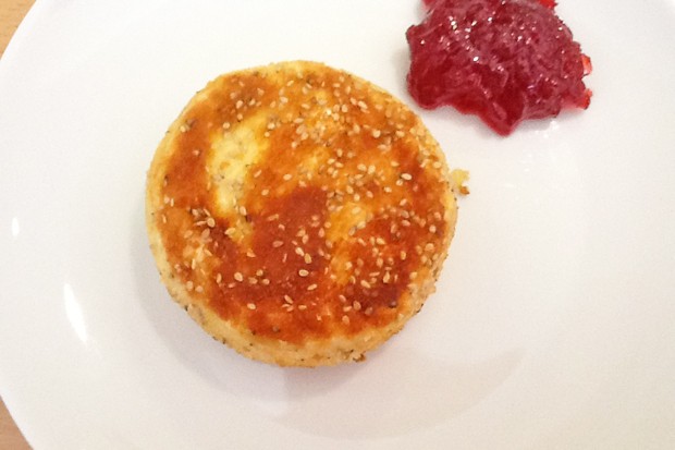 Gebackener Camembert mit Sesam