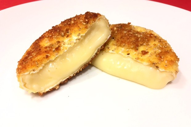 Gebackener Camembert mit Sesam