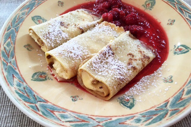 Überbackene Topfenpalatschinken mit heißen Himbeeren