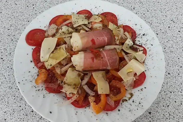 Salat mit Schafkäserollen