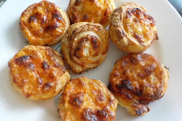 Bl&auml;tterteigk&auml;seschnecken