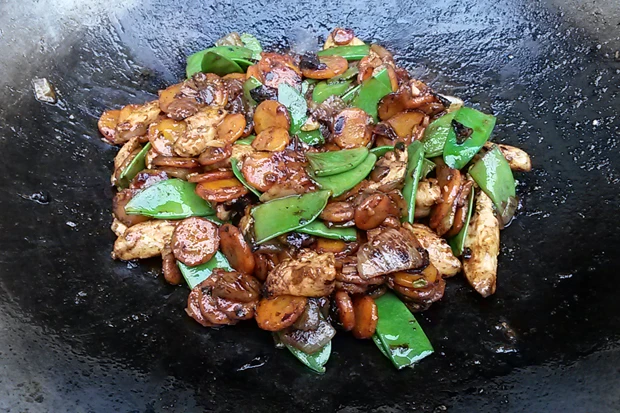 Orientalischer Karotten-Puten-Wok