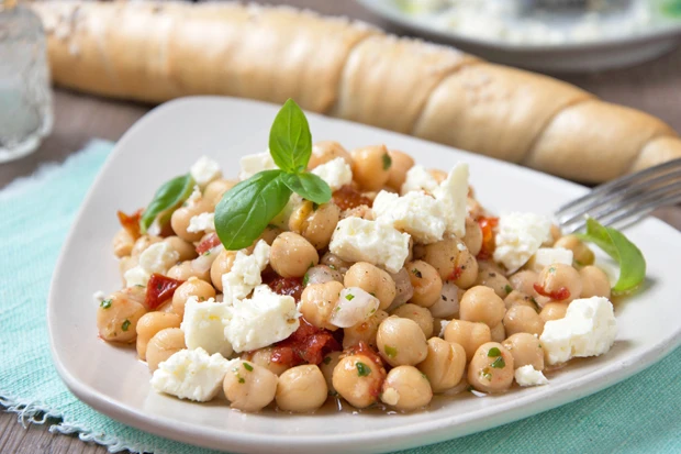 Tomaten-Kichererbsen-Salat mit Feta