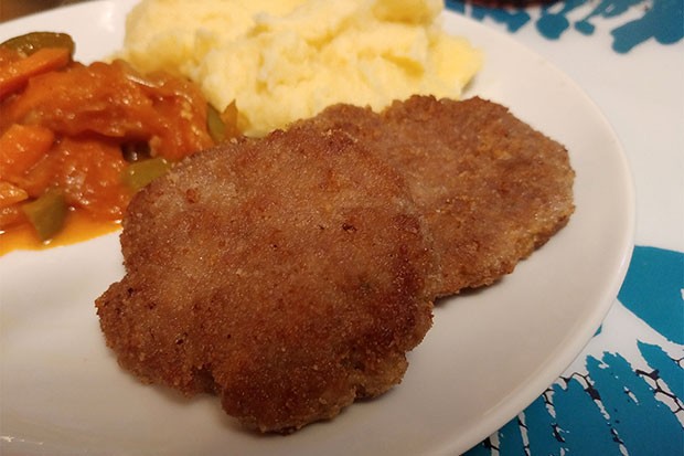 Faschierte Laibchen mit Kartoffelpüree und Tomatensauce
