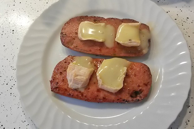 Gebratener Leberkäse mit Camembert - Rezept