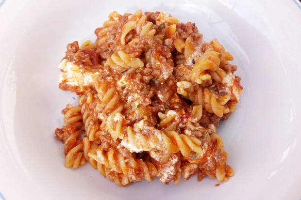 Nudeln mit Feta-Bolognese
