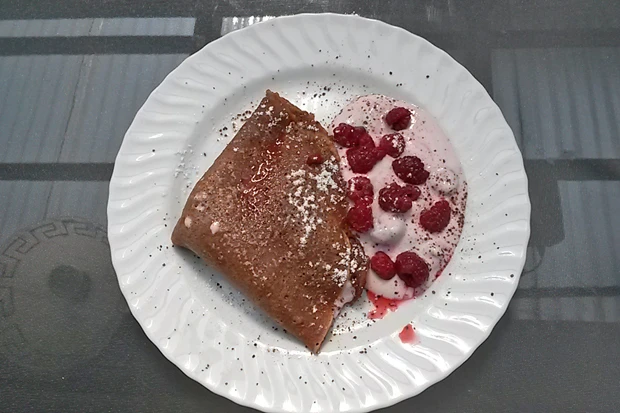 Schokopalatschinken mit Himbeer-Joghurtcreme