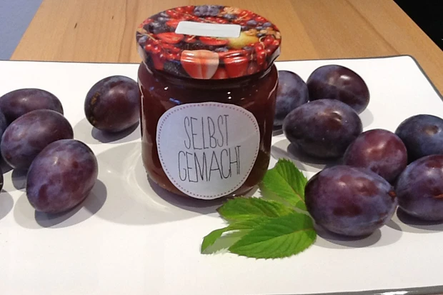 Zwetschkenmarmelade mit Minze
