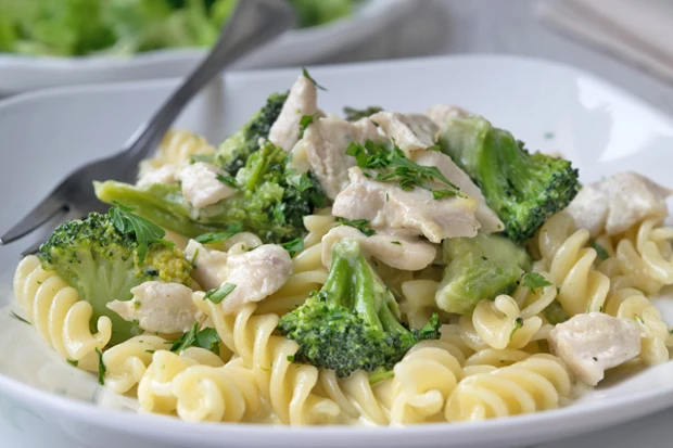Pasta Alfredo Variante mit Huhn und Brokkoli