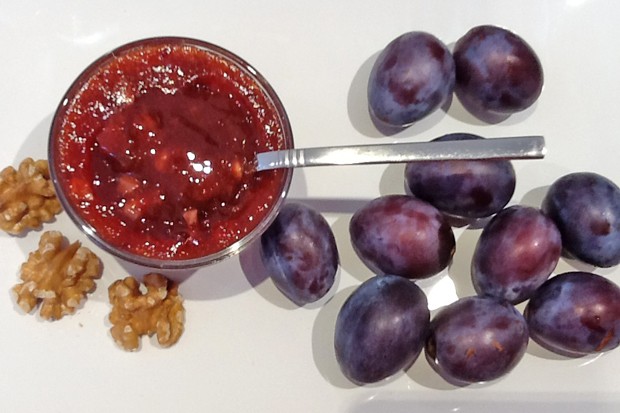 Zwetschkenmarmelade mit Walnüssen