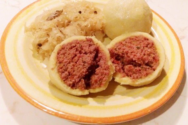 Hascheeknödel mit Sauerkraut