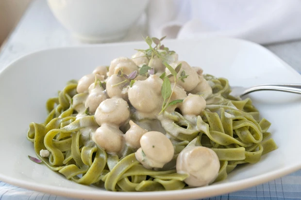 Gr&uuml;ne Nudeln mit Champignonsauce