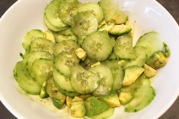 Gurkensalat mit Avocado