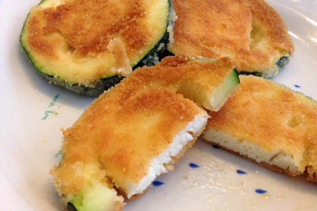 Panierte Zucchinitaler mit K&auml;sef&uuml;lle