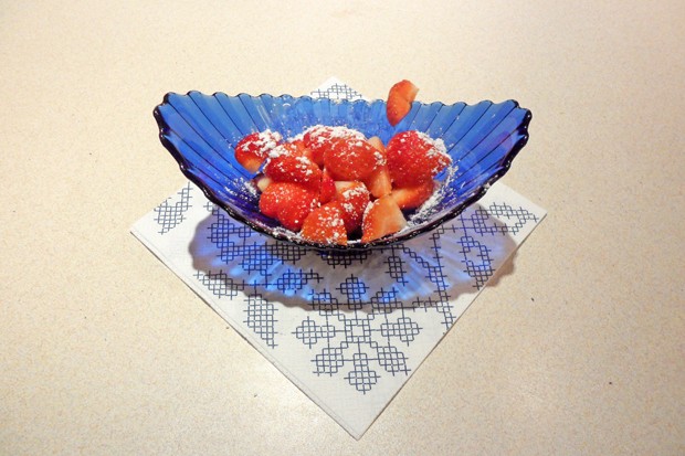 Erdbeeren mit Staubzucker