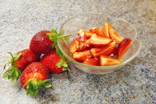 Erdbeeren mit Staubzucker