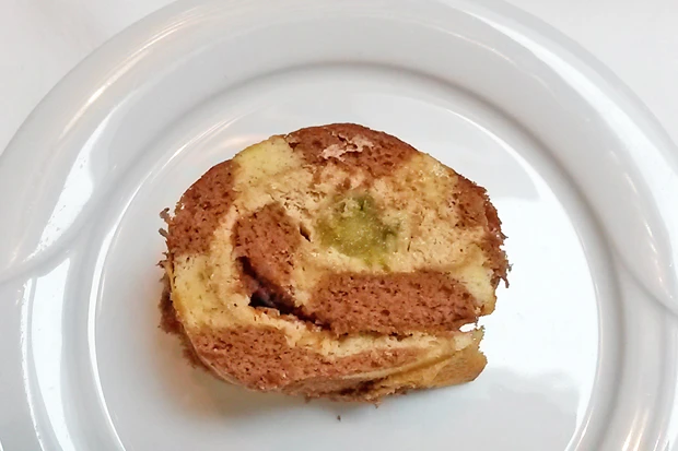 Gestreifte Roulade mit Marzipankern