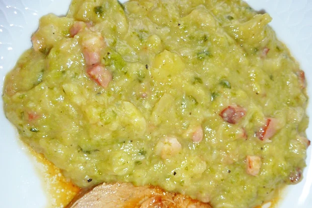 Pikanter Kohltopf mit Speck und Erd&auml;pfeln