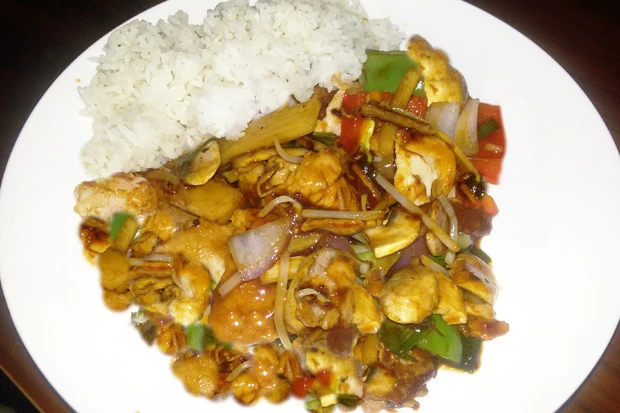 Scharfes Huhn aus dem Wok