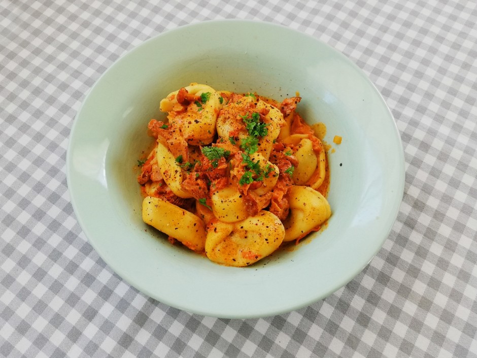 Tortellini mit Eierschwammerl-Schinken-Sauce
