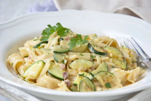 Nudeln mit Zucchini-Schinken-Sauce