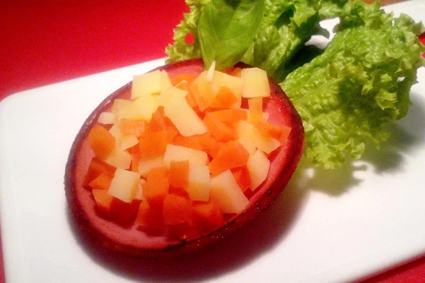 Wurstschüsserl mit gebutterten Karotten- und Kartoffelwürferl