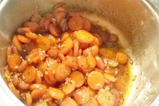 Karamellisierte Knoblauchkarotten