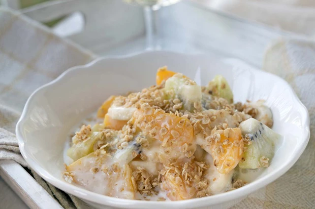 Obstsalat mit Zitronen-Joghurt-Dressing