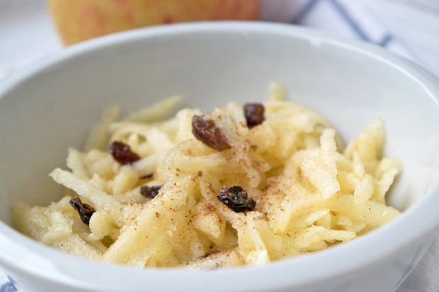 Geriebener Apfel mit Rosinen