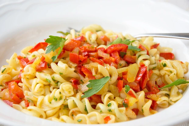 Paprika-Zwiebel-Nudeln