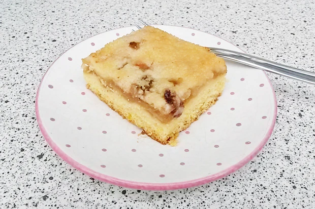Apfelkuchen mit Marzipan und Streusel
