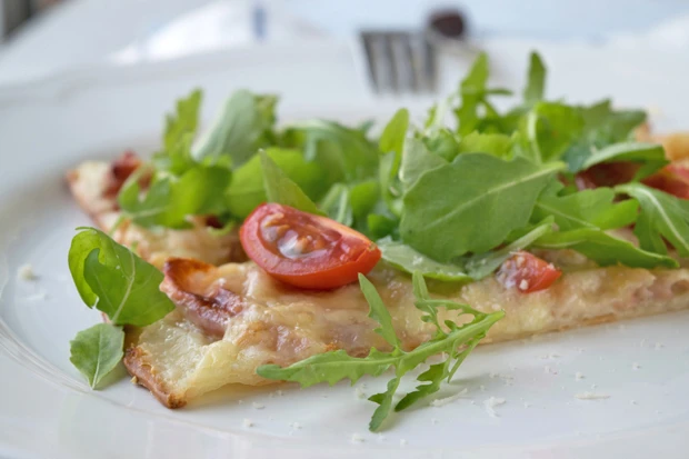 Rucola-Tomaten-Flammkuchen