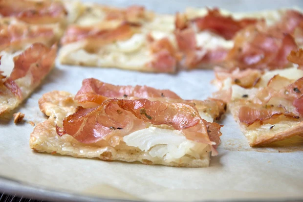 Topfen-Speck-Flammkuchen