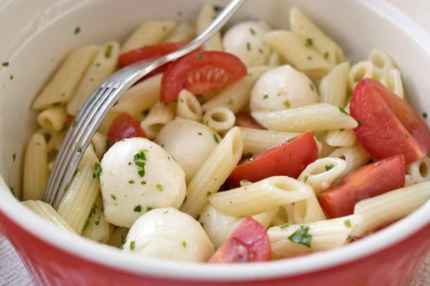 Tomaten-Mozzarella-Nudelsalat