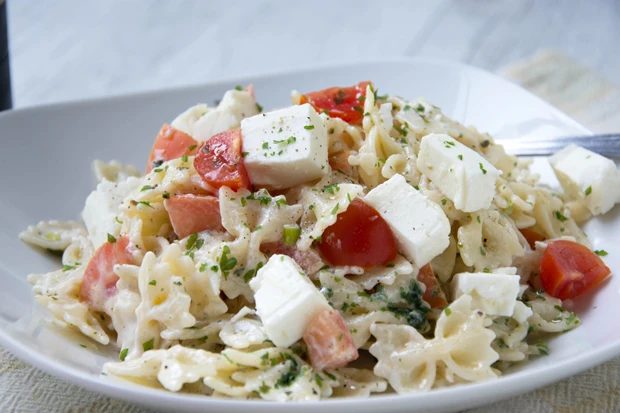 Tomaten-Feta-Nudelsalat