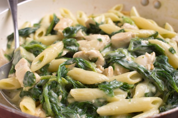 Nudeln mit Spinat-Hühnersauce