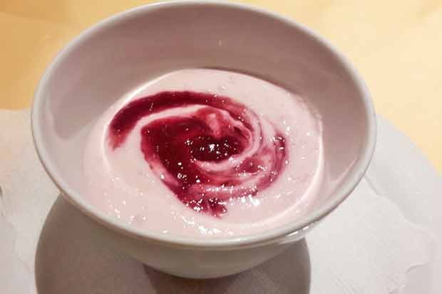 Topfencreme mit Beeren