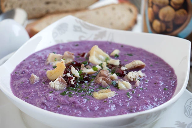 Rotkrautsuppe mit Preiselbeeren und Maroni