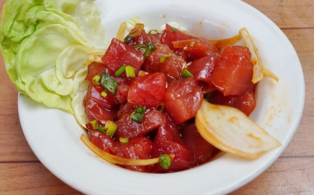 Thunfisch Poke mit Zwiebeln