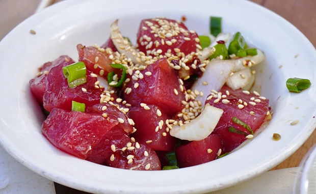 Poke mit Thunfisch und Sesam